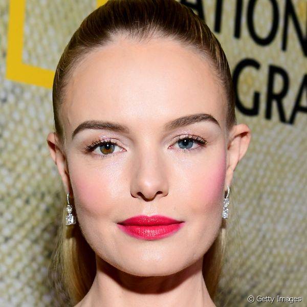 O batom rosa melancia deixou a maquiagem de Kate Bosworth com um toque mais descontraído (Foto: Getty Images)